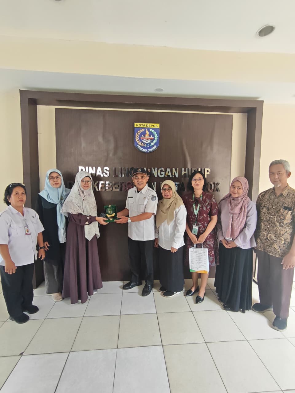 Penyerahan plakat apresiasi tim PKM kepada DLHK Kota Depok