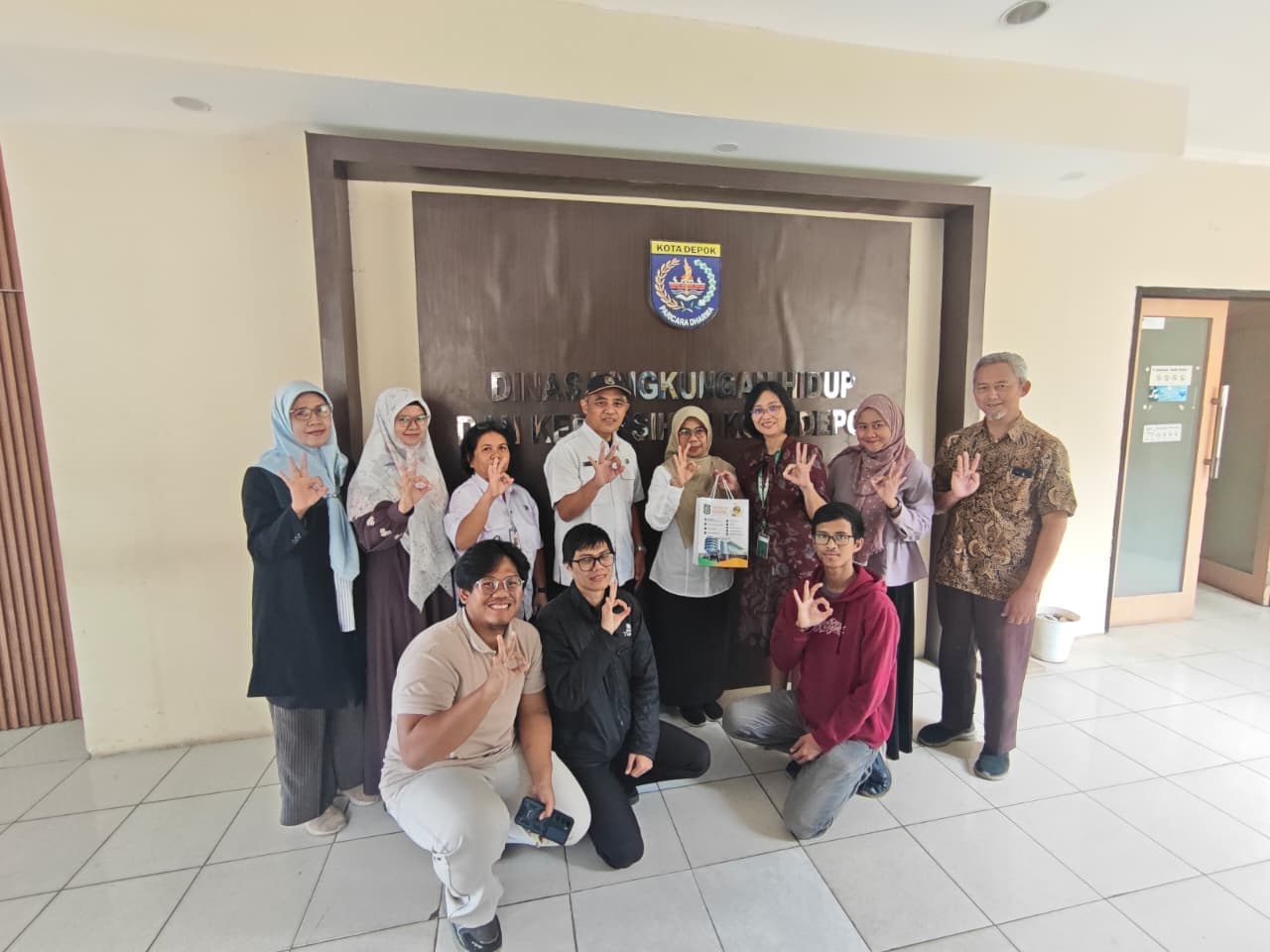 Foto bersama tim PKM dan staf DLHK Kota Depok