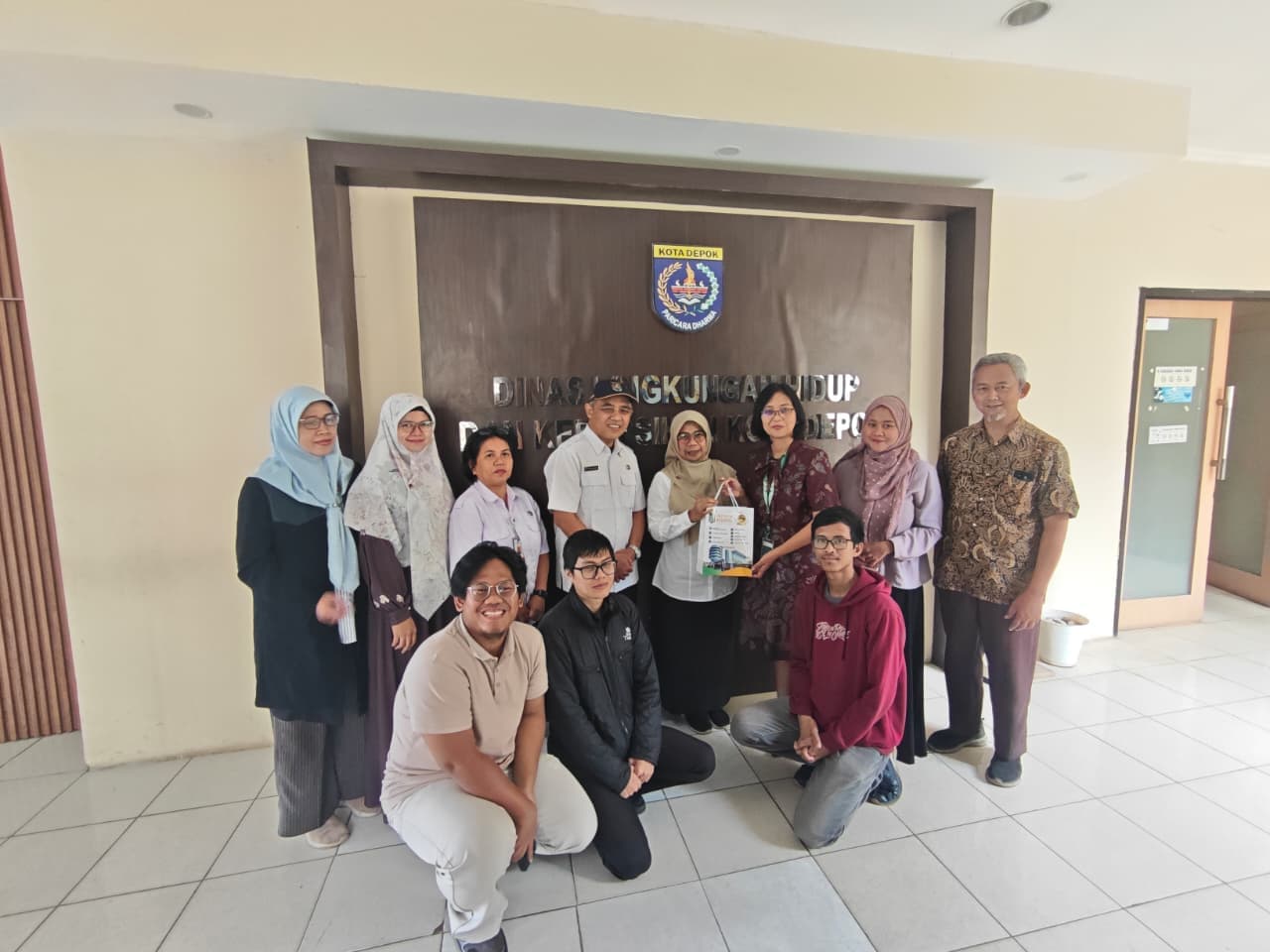 Dokumentasi serah terima di kantor DLHK Kota Depok